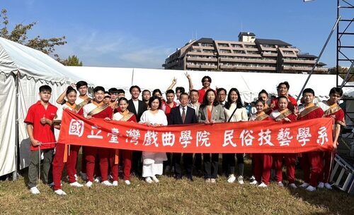 國立臺灣戲曲學院民俗技藝系22名師生與駐日代表謝長廷及杉並區長岸本聡子等人合影。（國立臺灣戲曲學院提供）