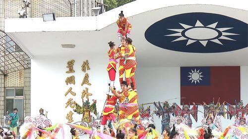 特技高手共同完成多組疊羅漢高難度演出。（圖／民視新聞）
