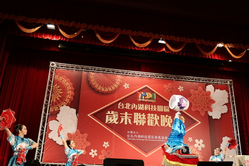 臺灣特技團表演足技，轉耍水缸