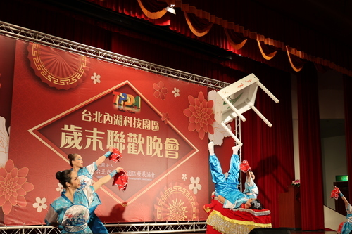 臺灣特技團員足技轉動木桌，讓現場觀眾驚呼