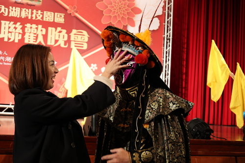 台北市議員黃瀞瑩體驗瞬間變臉特技。