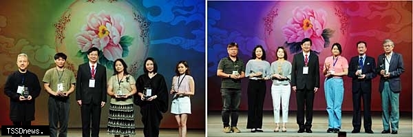 左圖：國立臺灣戲曲學院校長李揚親自頒獎給113年度傑出校友。 右圖：校長李揚頒贈感謝狀予獎學金團體。