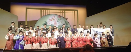 台北市客委員主委徐世勲、前陸委會主委張京育、國立臺灣戲曲學院李揚校長、敖國珠副校長與《婆媳風雲》演員合影