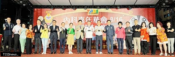2024內科嘉年華會~戲曲特技奇幻之夜，行政院長卓榮泰、臺北市政府副祕書長游適銘、內科協會理事長廖全平、行政院發言人陳世凱、國立臺灣戲曲學院校長李揚、副校長敖國珠及嘉賓合影留念。