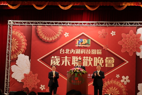 行政院長卓榮泰(中)出席，右為總統府國策顧問廖全平，左為內科發展協會理事長周志宏。（國立臺灣戲曲學院提供）