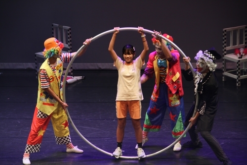 同學上台體驗特技表演(照片臺灣特技團提供)