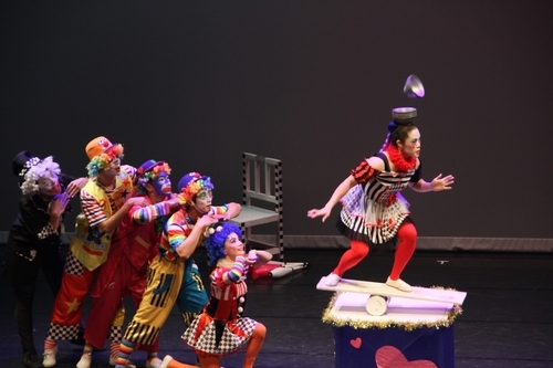 晃板考驗演員平衡力，同時完成踢碗等動作，簡直神乎其技(照片臺灣特技團提供)