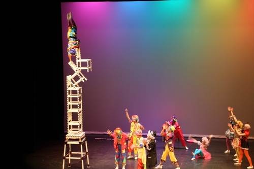 椅子頂演員在高空倒立，表演高難度平衡動作，讓人驚呼連連(照片臺灣特技團提供)