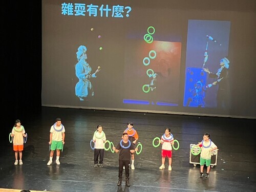 學生上台體驗學習雜耍丟圈(照片臺灣特技團提供)