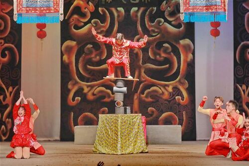 臺灣特技團帶來《小龍翔舞步步高》，這是一種高難度的「晃管」特技。（記者黃朝琴攝）