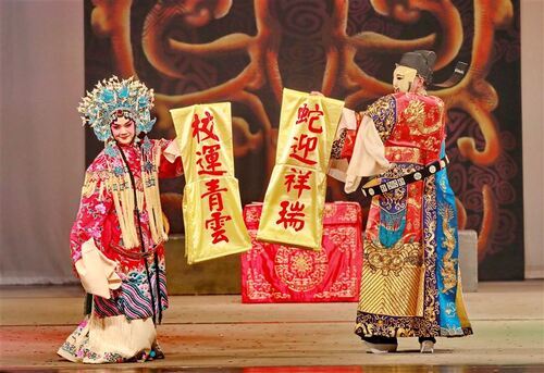 《男女加官》是由男女演員跳加官，手拿「蛇迎祥瑞」、「校運清雲」等字幅。（記者黃朝琴攝）