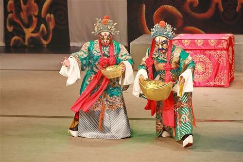 《財神獻寶》由武生扮演財神，獻上大元寶。（記者黃朝琴攝）
