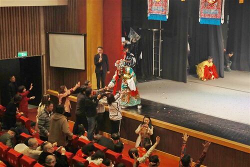 《財神獻寶》由武生扮演財神，將象徵好運和財運的糖果與零錢撒給觀眾。（記者黃朝琴攝）