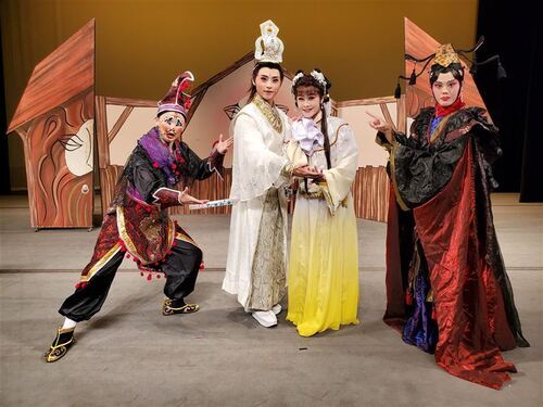 旗艦作《森林七矮人》兒童戲曲，主要演員運用國語、臺語、客家話三語飆戲。(記者黃朝琴攝)