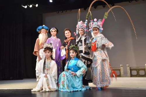 歌仔戲大師楊麗花赴台灣戲曲學院演講，與學生合影。台灣戲曲學院提供
