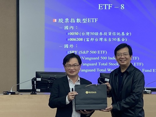 周冠男教授(左)分享ETF投資心法與國立臺灣戲曲學院校長李揚(右)合影