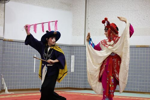 1.法國學生粉墨登場舉手投足演出相當精彩。（戲曲學院提供）