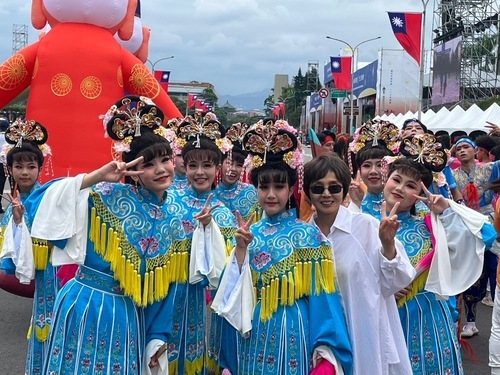 圖一：國立臺灣戲曲學院學生扮演的麻姑們，共同祝賀國運昌隆。（戲曲學院提供）