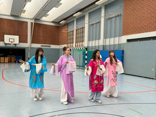 2.台灣戲曲學院學生赴歐交流,德國學生體驗「水袖」表演藝術。(戲曲學院提供)