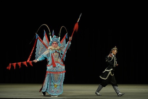 復興京劇團《三國呂奉先》(汜水關)小生演員王璽傑(左)飾演呂布,馬童(右)余彥霆。