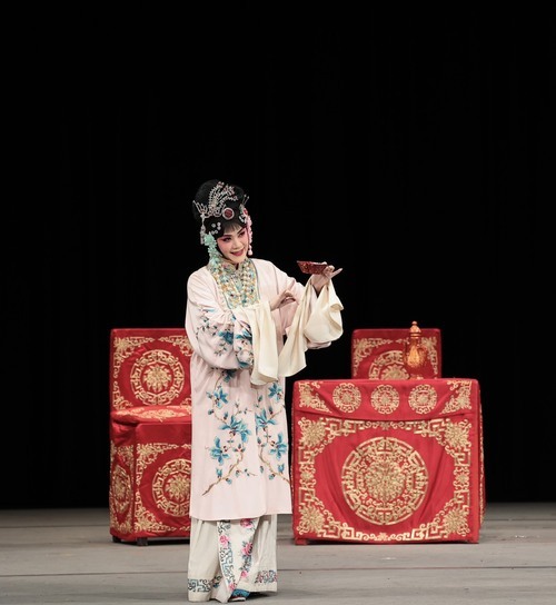 復興京劇團《三國呂奉先》由顏雅娟飾演貂蟬。