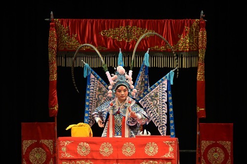 復興京劇團《三國呂奉先》(起布問探)由奈諾‧伊安飾演呂布。