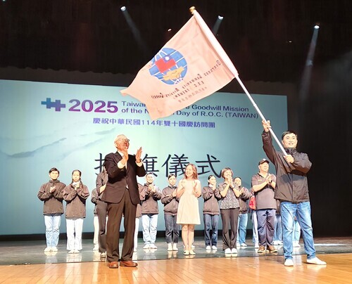 1-僑務委員會副委員長張良民授旗予訪問團團長國立臺灣戲曲學院臺灣特技團副團長王希中,代表今年的雙十國慶文化訪問團(北美洲團)正式啟航巡演 (2)