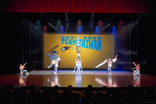 7-臺灣特技團喊出「Team Taiwan」,象徵臺灣人的團結與堅持到底的奮戰精神