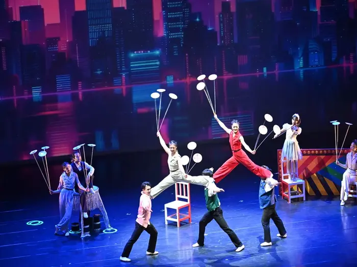 台灣特技團專業藝術的引領下，整體表演形式已跳脫傳統框架，讓觀眾大開眼界。（圖／記者周厚賢攝）