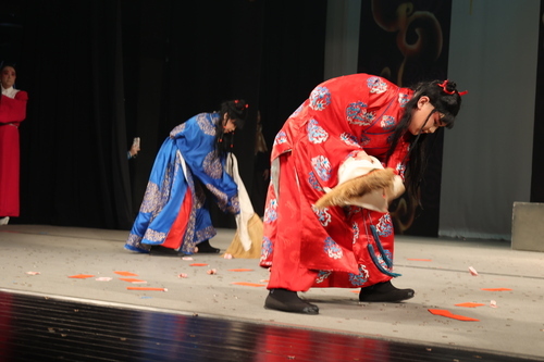 開臺喜慶戲《掃財童子》觀眾將紅包與錢幣丟上臺，童子賣力掃象徵財源廣進