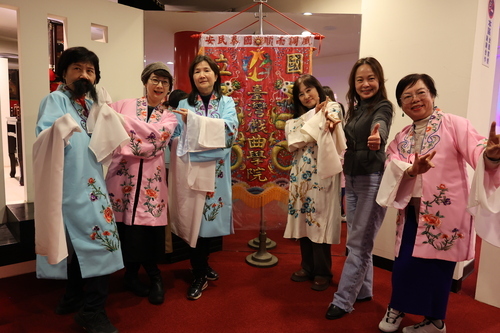 世界女記者與作家協會參訪戲曲學院扮裝體驗京劇藝術( 左起林馨琴、葉樹姍、胡幼鳳、石靜文、敖國珠、孫曼蘋)