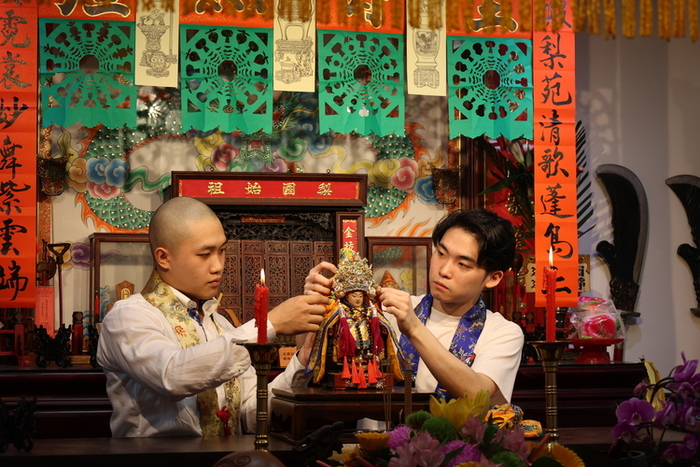 戲曲學院學生秦朗與羅大景為祖師爺換袍