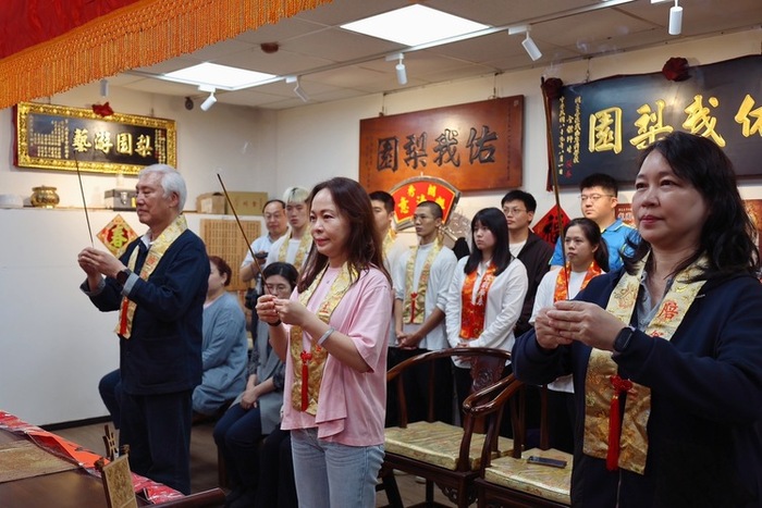 祖師爺祝壽大典由戲曲學院敖國珠副校長(中)主祭、曹復永老師(左)與張旭南教務長(右)陪祭