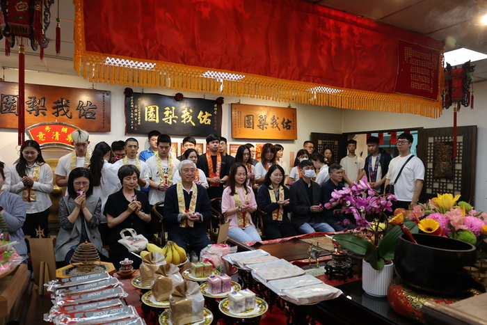參與典禮師生們馨香祝禱,感念並祈願祖師爺庇蔭梨園子弟