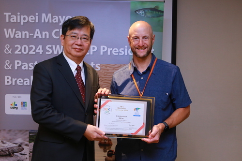 國立臺灣戲曲學院校長李揚（左）從SWS總會會長Dr.Eric Stein手中獲得Sponsorship Award獎牌