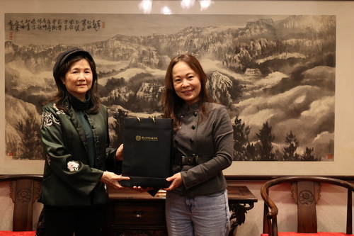 女記者與作家協會胡幼鳳理事長（左）與國立臺灣戲曲學院敖國珠副校長（右）合影