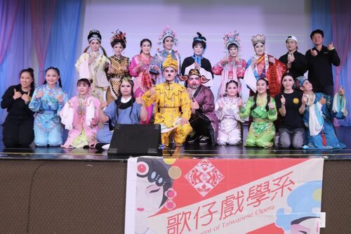 國立臺灣戲曲學院歌仔戲學系的演員們。（薛明珠/大紀元）