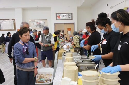 現場的夜市美食攤位。（薛明珠/大紀元）