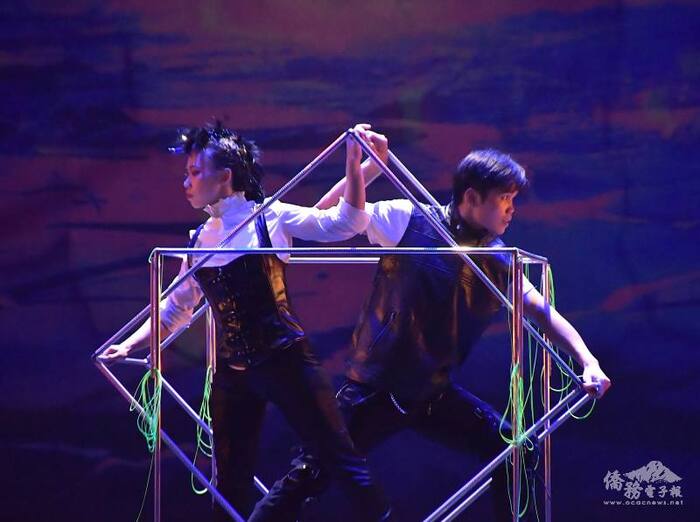 團員運用各式雜技道具，大展姣好身手。