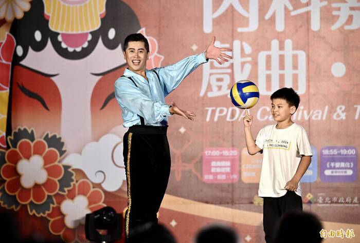 內科嘉年華會戲曲．特技之夜16日於內湖大港墘公園舉行，讓內科民眾在園區內欣賞精彩的戲曲及特技表演。（記者羅沛德攝）
