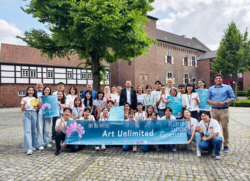 1.劇藝無限全團於16日由格雷文布羅伊(Grevenbroich)副市長Philipp Bolz,偕同該市市議員Heinrich Thiel與Sevda Alms、Ceylan Er,和德國Erasmus Gymnasium中學校長Dr. Michael Collel博士等人接待歡迎