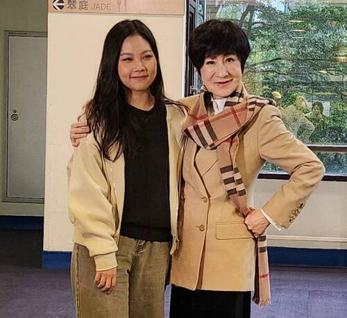 孫女張舒帆（左）特別自新加坡返台參加葉青的歌仔戲活動，兩人感情深篤，互動密切。（記者 辛澎祥/攝）