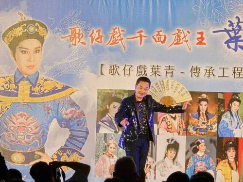 葉青歌仔戲團團員主攻生行的楊懷民，演唱時表現出靈活的肢體身段，讓現場粉絲讚不絕口。（記者 辛澎祥/攝）