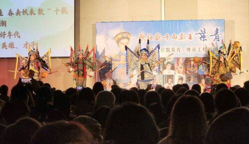 葉青歌仔戲團員石惠君學生林祉淩（中）飾演岳飛一角，與八大槌的台上台下的演出，受到粉絲的熱烈賀綵。（記者 辛澎祥/攝）