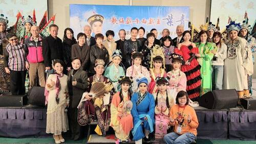 參與演出的葉青歌仔戲團六代演員與貴賓開心合影留念。（記者 辛澎祥/攝）