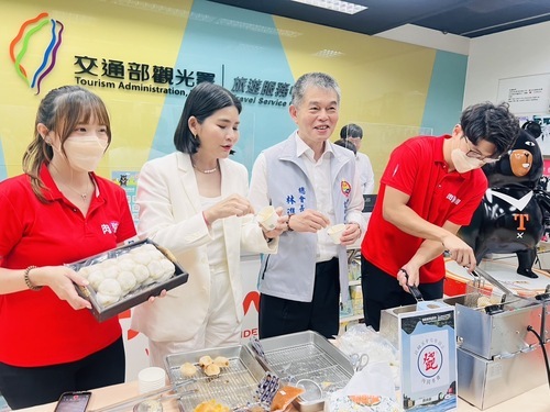 雲林知名小吃鄧肉圓現場料理雲西海洋音樂季特製小肉圓。圖片來源：雲林縣文化觀光處