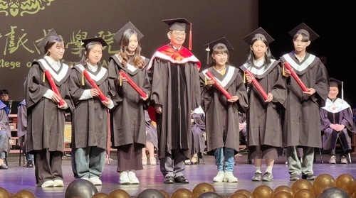 國立臺灣戲曲學院畢業典禮，校長李揚頒發畢業證書給學院部畢業生張庭宇、楊瑄儀、高珮瑜、洪櫻芳、黃蕙蕙、張哲瑋