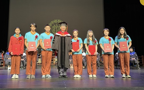 國立臺灣戲曲學院校長李揚頒發畢業證書給高職部畢業生丁宛薰、陳赫、龍奕、吳姿諭、羅琬霖、林詩廷、黎姵瑜