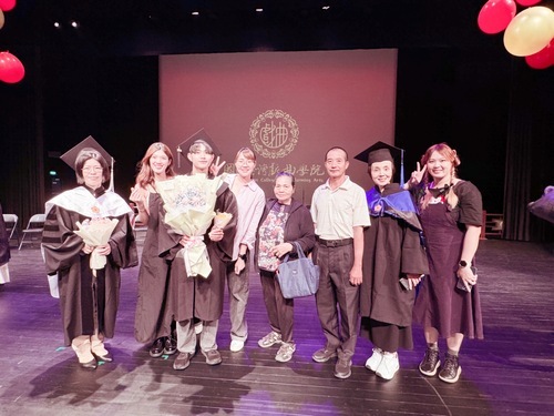 國立臺灣戲曲學院112學年度畢業典禮，畢業生致詞代表客家戲學系張哲瑋與家人、教務長蘇秀婷、客家戲學系系主任劉麗株合影留念