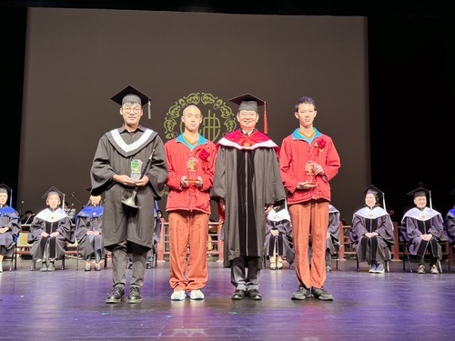 國立臺灣戲曲學院112學年度畢業典禮，校長李揚頒發校長獎給學院部學生曾柏竣、高職部畢業生陳弘偉及董心宇